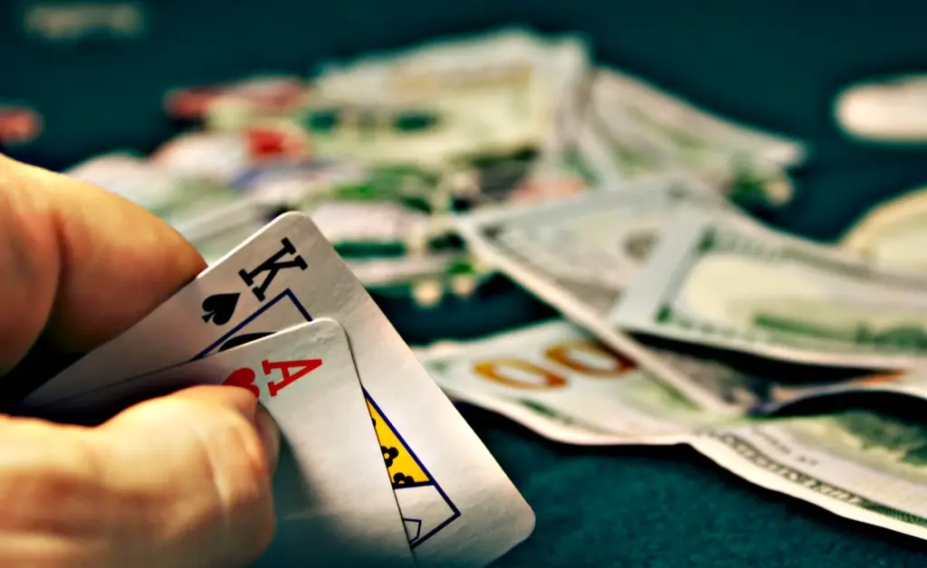 Bàn blackjack với quân bài, chip và tiền thắng g666